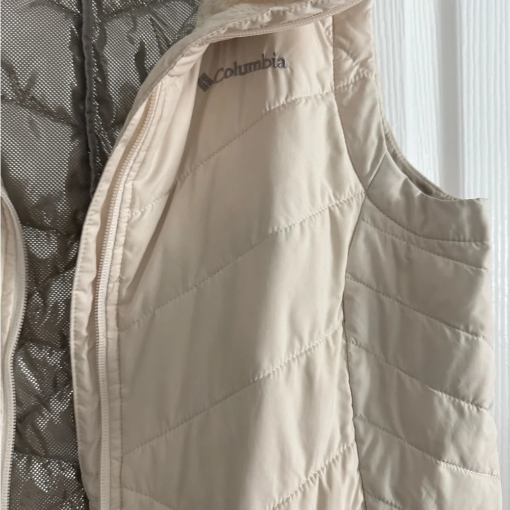 Columbia Women's Ivory Quilted Hooded Insulated Vest - Picture 2 of 4